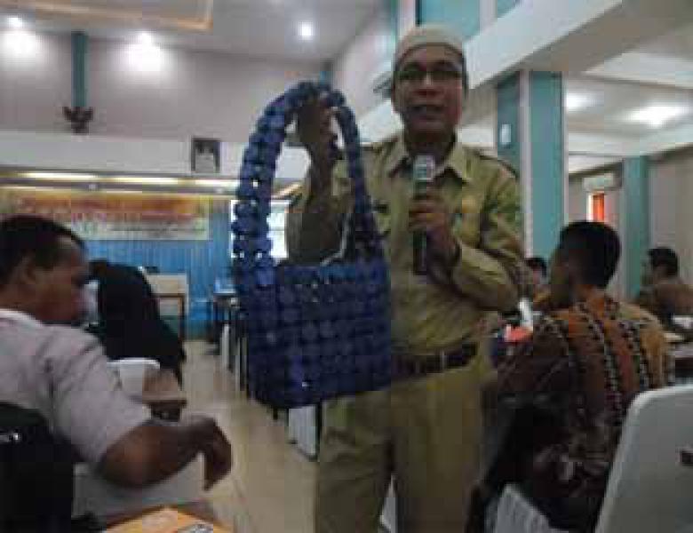 Sosialisasi Peningkatan Peran Serta Masyarakat Dalam Pengelolaan Sampah Menjadi Produk Yang Bernilai Ekonomi