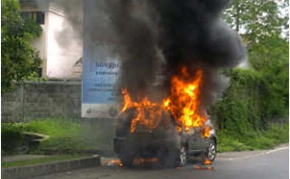 Tabrak Bocah Hingga Tewas, Mobil Strada Dibakar Masa