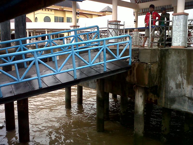 Diterjang Angin Kencang, Tangga Menuju Ponton Pelabuhan BSL Bengkalis Hampir Ambruk