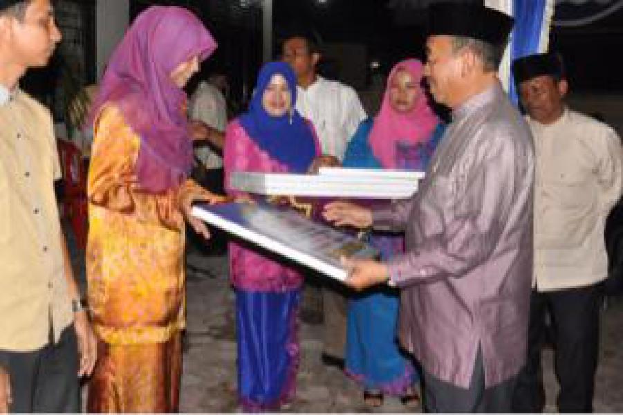 Bupati Serahkan Bonus MTQ Rp. 141 Juta 