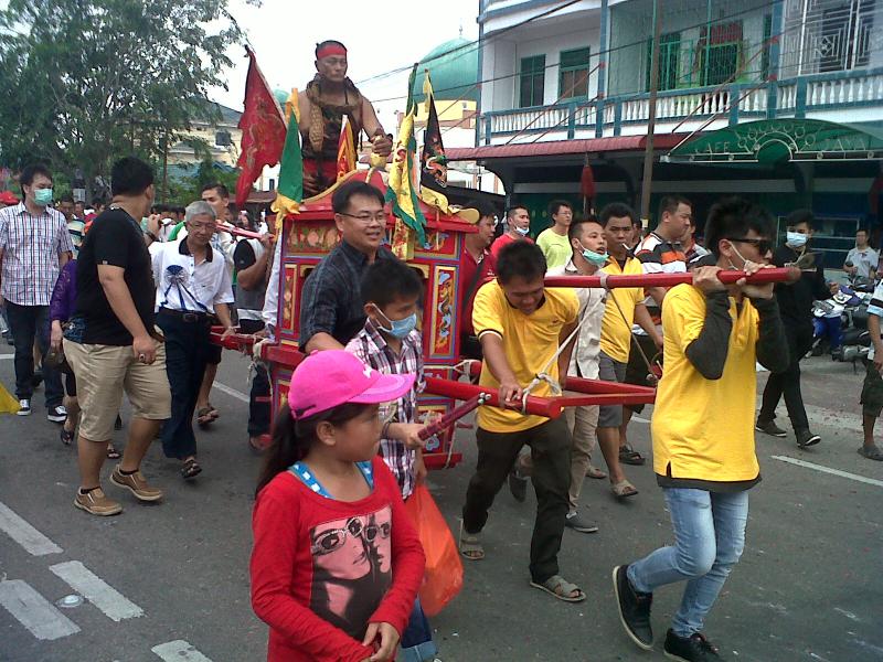 Dentuman Petasan Iringi Arak- Arakan Ritul Semah Imlek Di Bengkalis Hari Raya Ke 6 