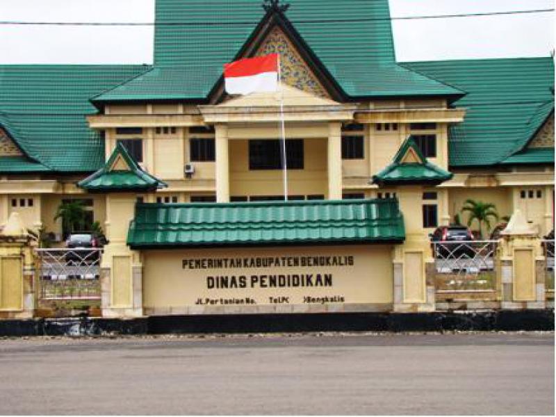 Disdik Bengkalis Berbelit- Belit Tanggapi Penarikan Kursi dan Meja Oleh Rekanan di SDN 14 Bengkalis 