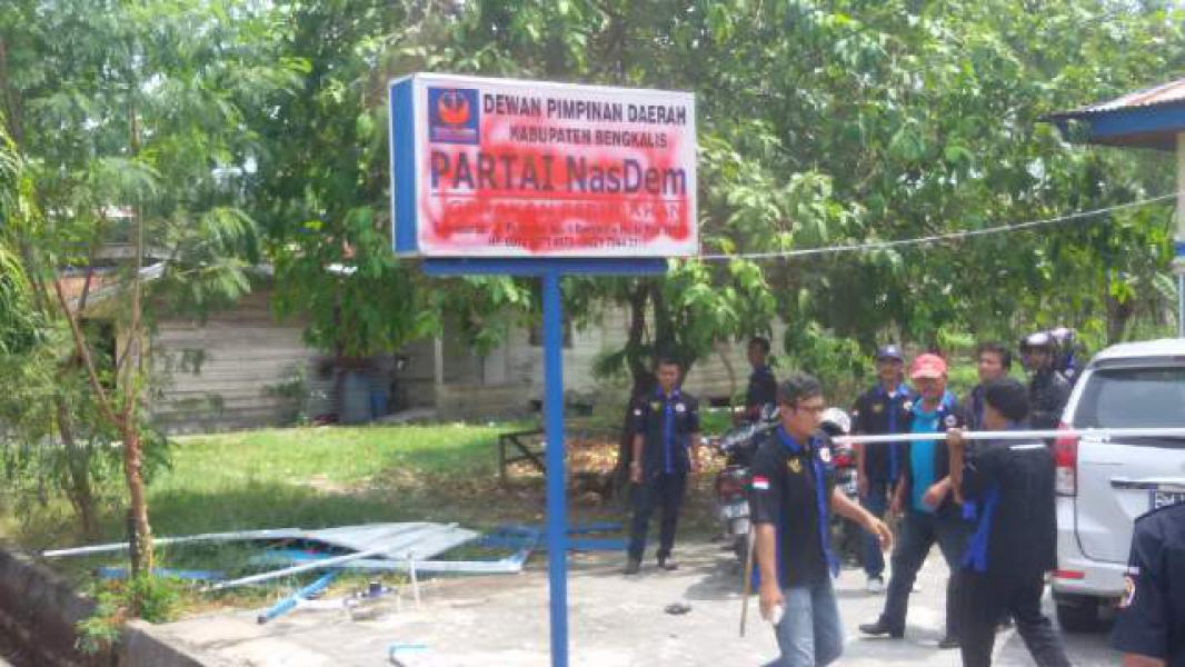 Garda Pemuda Nasdem Gruduk Sekretariat DPD Partai Nasdem Bengkalis, Plang Nama Partai dan Bendera Partai Dicabut 