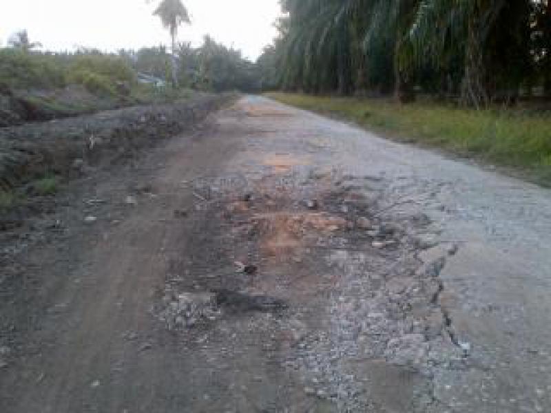 Jalan Menuju SMPN 4 Bukit Batu Semakin Parah 