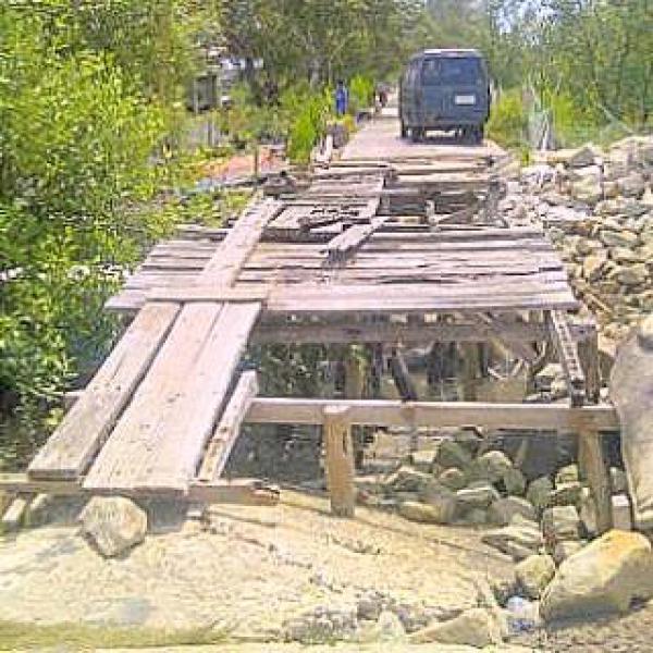 Jembatan Cikmas Ayu Rusak Parah, Warga Berharap Adanya Perbaikan 