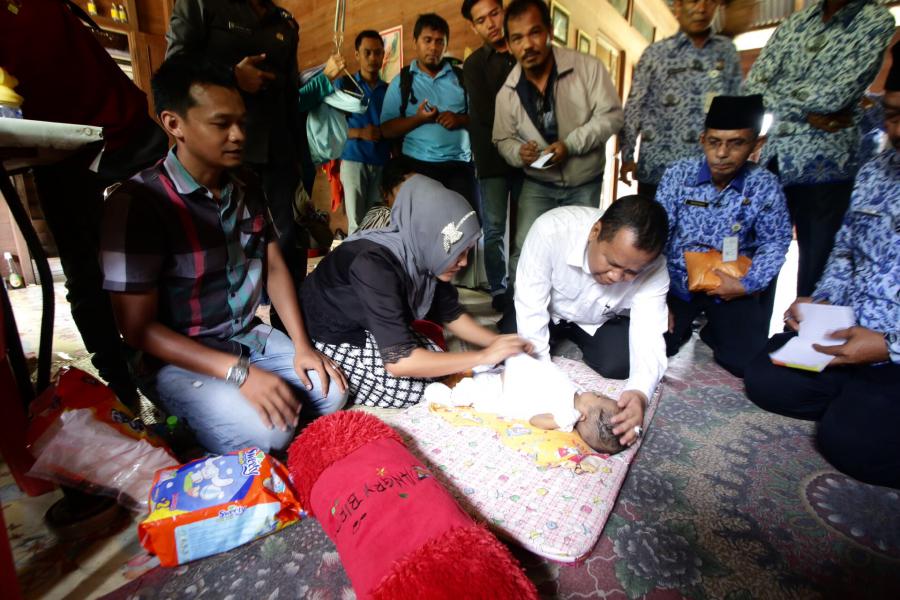 Bupati Meranti Berikan Bantuan kepada Suknia
