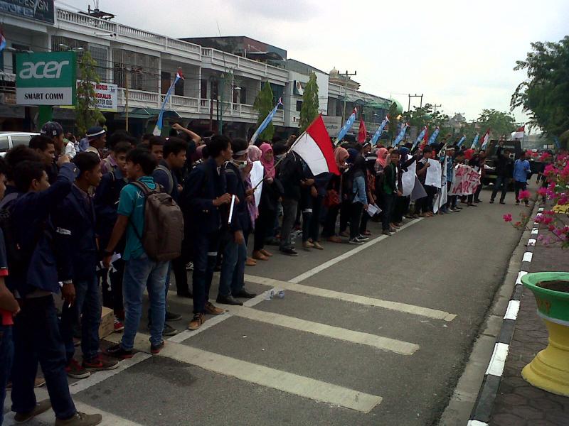 Demo korupsi BLJ, ABM Tabur Koin Dihalaman Bupati Bengkalis 