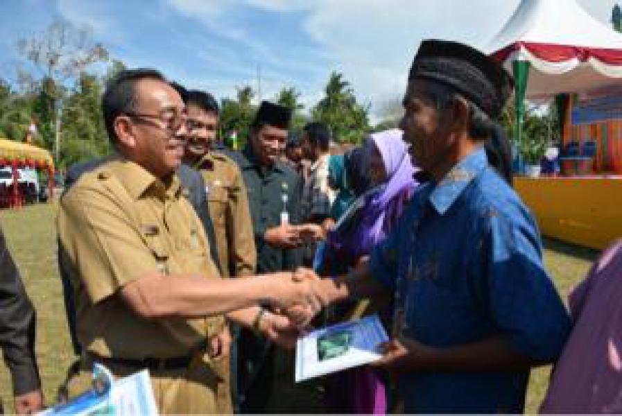 Herliyan Saleh Serahkan 24 RLH Di Bukit Batu 