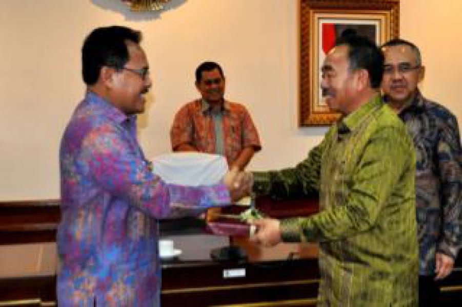 Herliyan Serahkan LAKIP 2014 dan PENJA 2015 Ke Men- PAN RB &nbsp;
