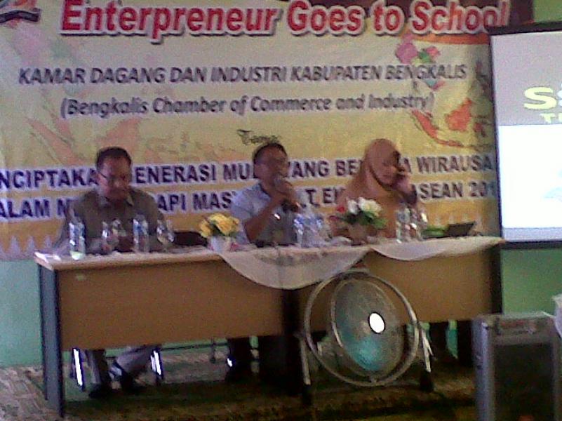 KADIN BENGKALIS ROADSHOW SEMINAR DI SMKN 3 BENGKALIS GESA CIPTA ENTERPRENEUR MUDA HADAPI MEA 2015 