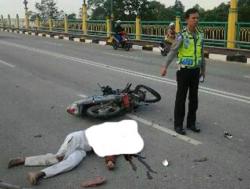 Menyalip, Pemotor di Siak Tewas Tertabak Truk