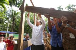 Bedah Rumah Warga, Bupati Irwan Ikut Bertukang