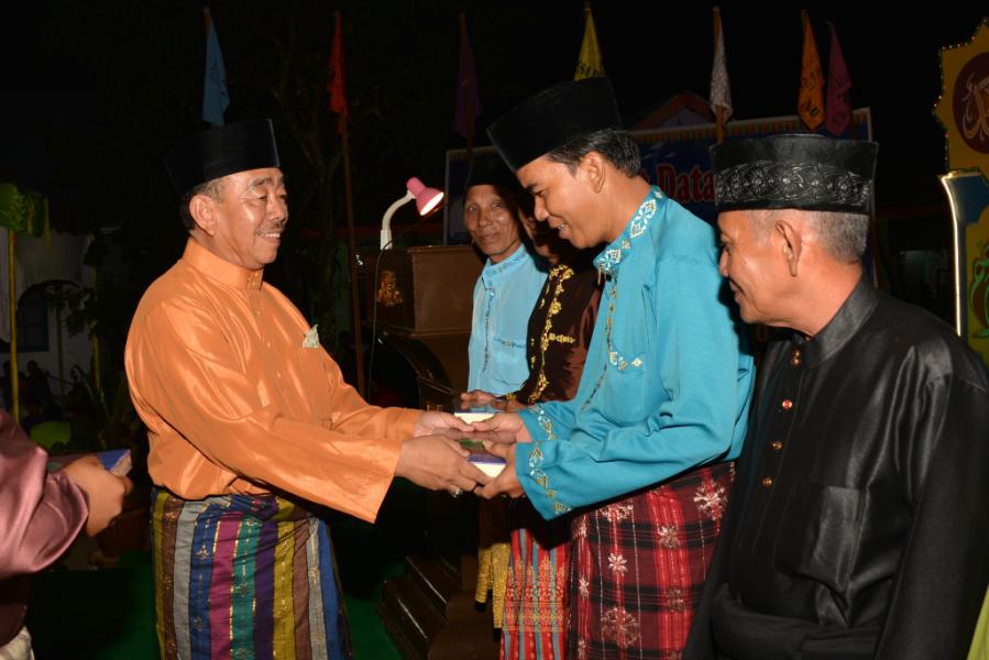 Di Rupat Utara, Herliyan Serahkan 750 Al- Qur'an