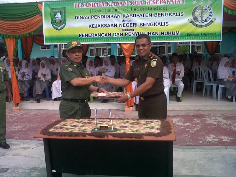 Kejari Dan Disdik Bengkalis Teken MoU Penerangan Dan Penyuluhan Hukum Di Sekolah 