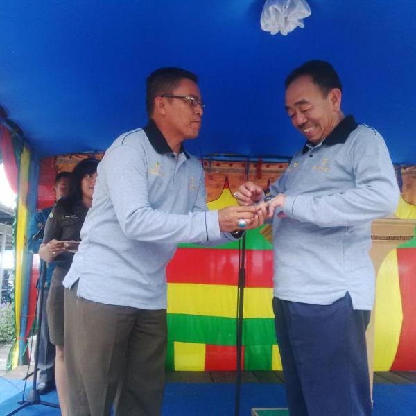 Pembukaan Kontes Batu Akik, Herliyan Dapat Cendramata Cincin Akik Dari Kajari 