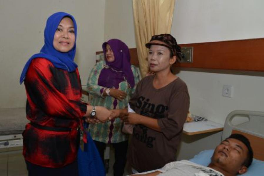 Romaini Serahkan Bantuan Keluarga Pasien