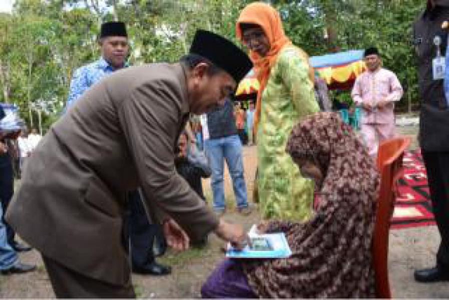 Terima RLH Dari Bupati, Jamariam: Terima Kasih Ya Nak 