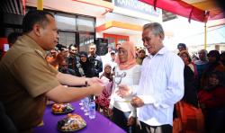 Tinjau Penyerahan Bantuan PSKS, Bupati Tegaskan Jangan Ada Pemotongan