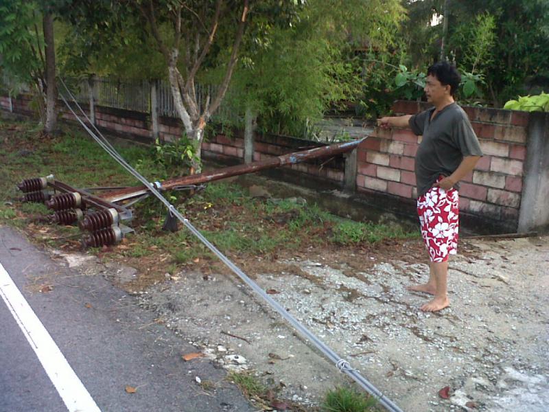 Waduh, Sudah 5 Hari Tiang Listrik Ini Tumbang Namun Tak Satu Pihak Pun Berniat Memperbaiki 