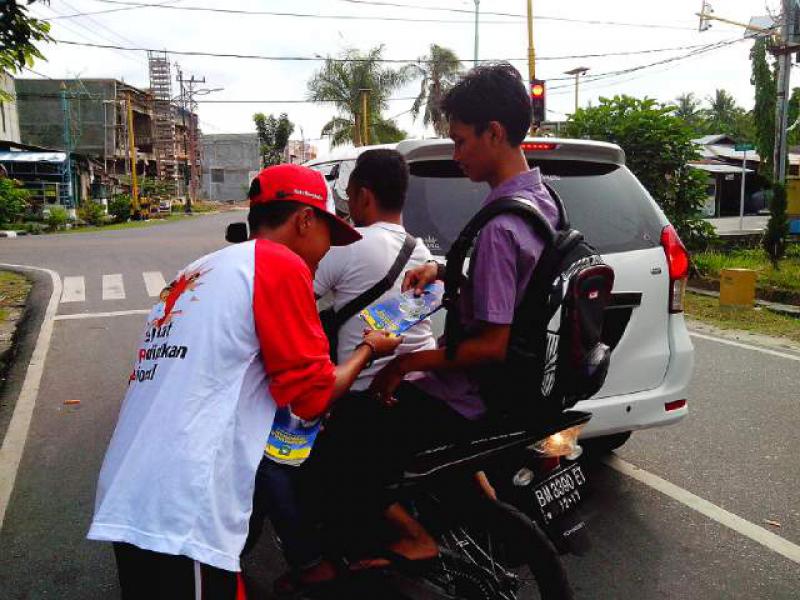 Bagi- Bagi Pena dan Selebaran Kertas Warnai Peringatan Hardiknas Di Kota Bengkalis