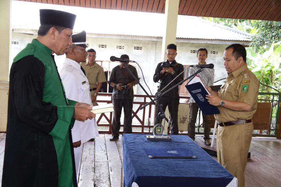 Irwan Lantik Kades Tebing Tinggi dan Kades Lukut