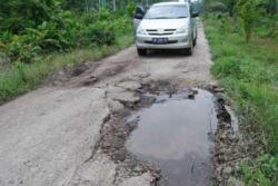 Jalan Poros Ketamputih-Sekodi Rusak Parah, Pemkab Diminta Segera Memperbaiki