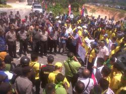 Ratusan Buruh di Duri Kepung Kantor Disnakertrans