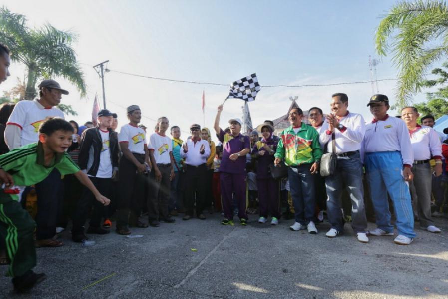 Ajak Warga Nyanyi Bersama Hingga Latih Baris-Berbaris Siswa SD