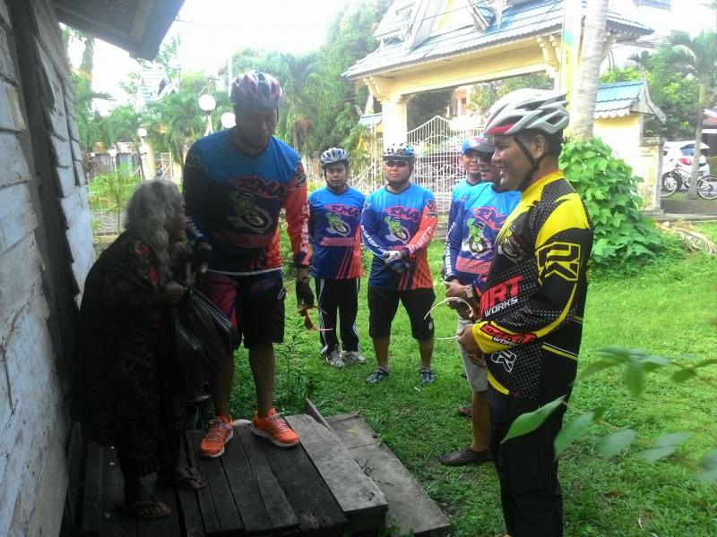 Komunitas Sepeda Kayuh Bengkalis Keliling Bagi- Bagi Sembako