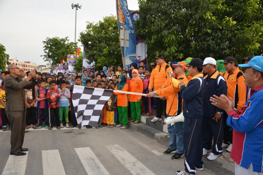 Ribuan Warga Meriahkan Jalan Santai Harganas