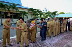 Usai Apel Pagi, Pegawai Pemkab Bengkalis Saling Salam Bermaafan