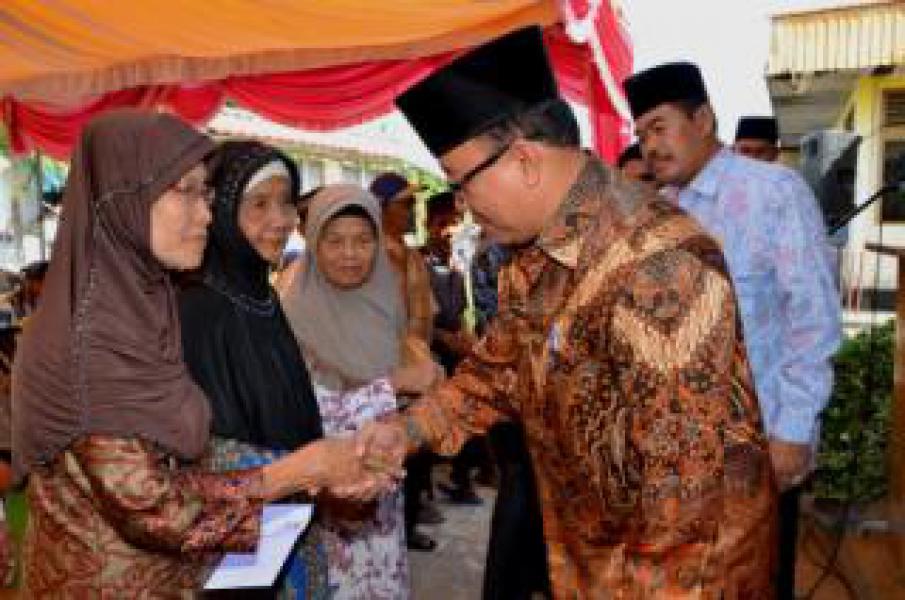 450 Mustahiq Terima Zakat Dari BAZNAS  