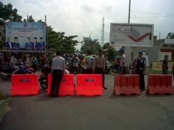 Antri Dari Malam, Hingga Kini Belum Nyeberang 