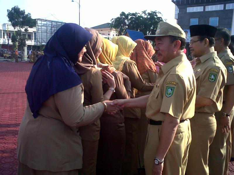 Hari Pertama Masuk Kerja, PNS Pemkab Bengkalis Salam Bermaafan Dengan Bupati 