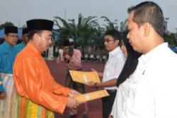 Herliyan Serahkan SK&nbsp;ke 350 CPNS 