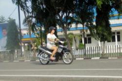 Saat Khutbah Idul Fitri, Perempuan Bercelana Pendek Lewat Depan Bupati 