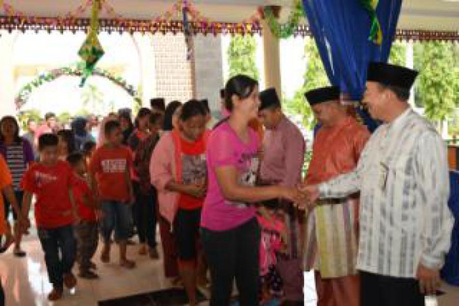 Selain Pejabat, Masyarakat Turut Ramaikan Open House Dikediaman Bupati Bengkalis 