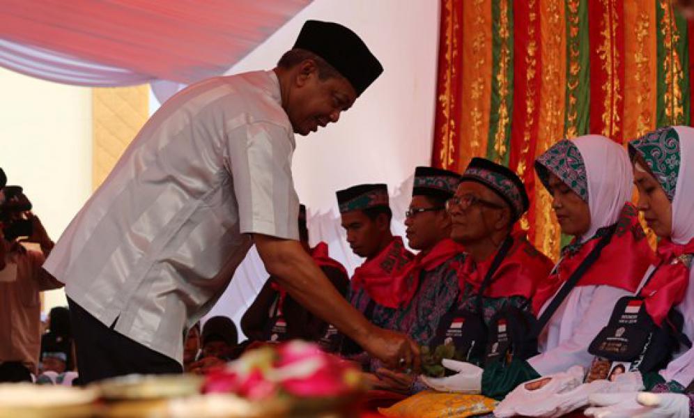 Ditandai Tepuk Tepung Tawar, Sekda Lepas Calon Jemaah Haji Meranti