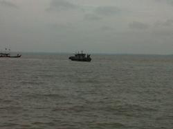 Diterpa Angin Kencang, Kapal Patroli Diduga Milik Pol Air Polda Riau Tenggelam Di Selat Bengkalis 