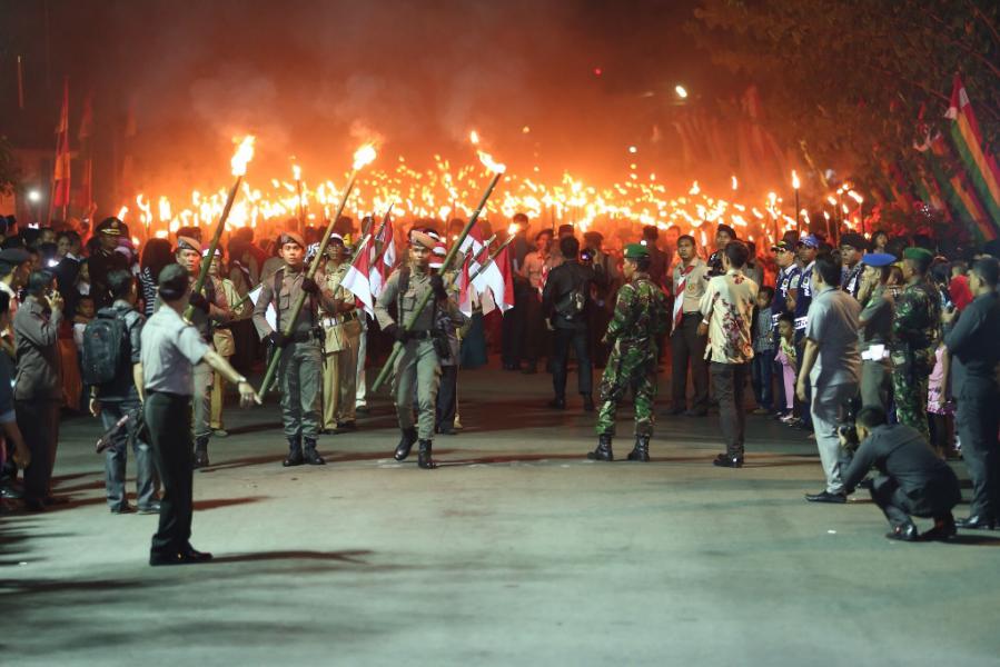 Pj. Bupati Lepas Pawai Obor Sempena HUT RI Ke-70 Kabupaten Kepulauan Meranti