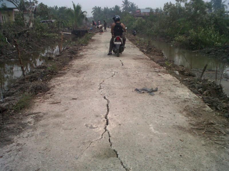 Dihantam Alat Berat Proyek, Jalan Kebun Kapas II Rusak 