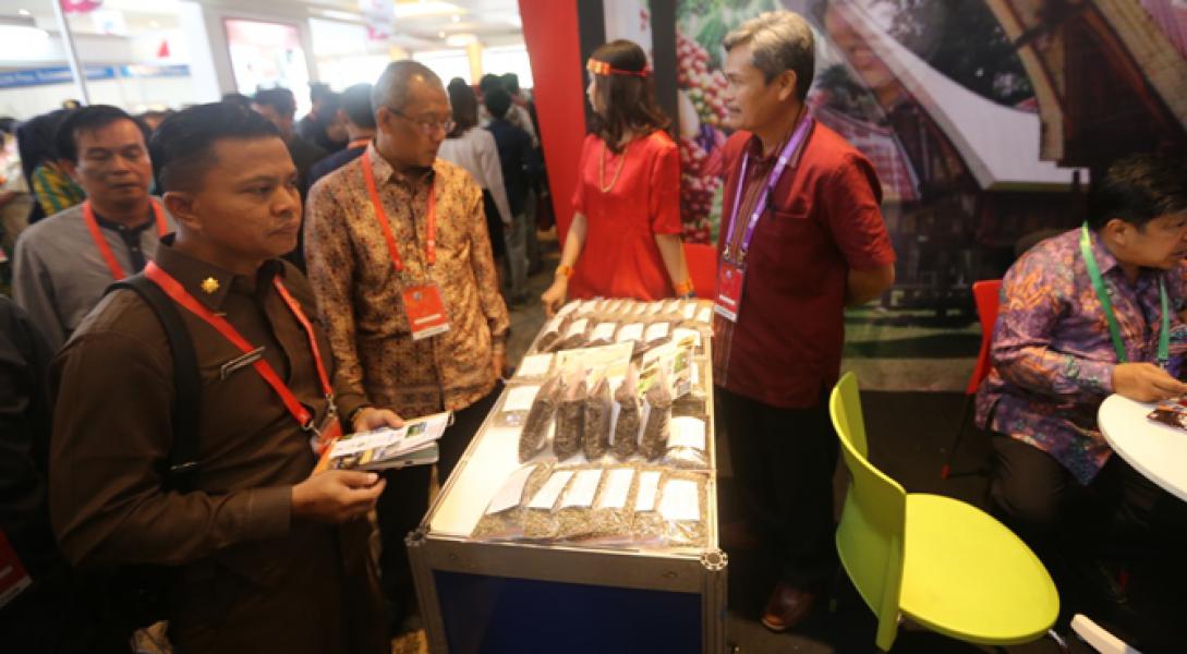 Hadiri Asean Mayors Forum 2015 di Makassar, PJ. Edy Kenalkan Sagu dan Kopi Meranti