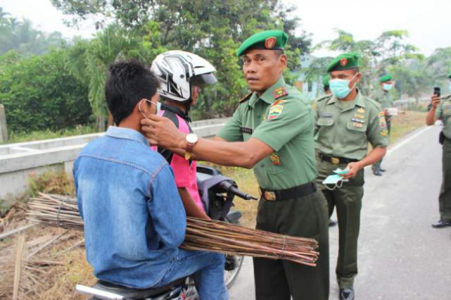 Peduli Asap Kodim 0303 Bengkalis Bagi Masker 
