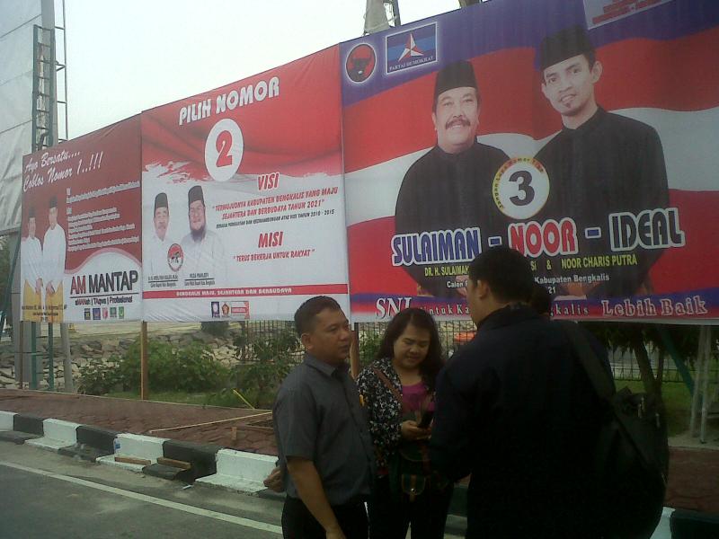 KPU Bengkalis Pasang APK Baligo Pasangan Calon Pilkada Bengkalis 2015