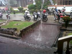 Diguyur Hujan Lebat, Warga Bengkalis Harap Kabut Hilang 