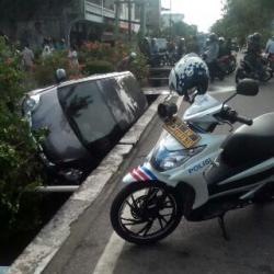 Menghindar Dari Sepeda Motor, Mobil Ini Nyebur ke Parit 