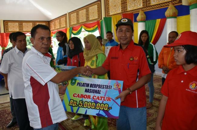 158 Pelatih dan Atlet Berprestasi Bengkalis Terima Bonus Dari KONI