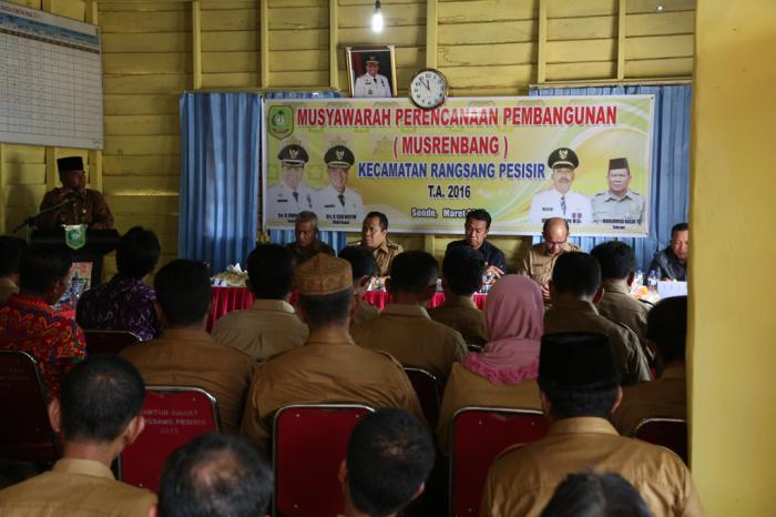 Bupati Irwan Prioritaskan Bangun Jalan dan Listrik