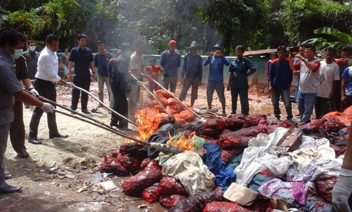 Satreskrim Polres Bengkalis Musnahkan 650 Karung Bawang Merah Ilegal 