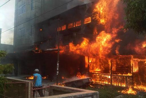 Kebakaran Hebat Hanguskan 4 Bangunan di Selatpanjang     